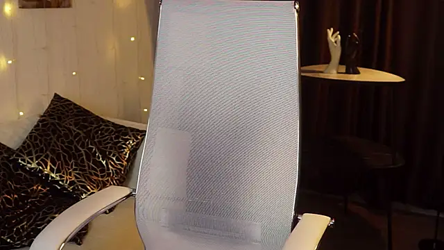 Snapshot of EveMundie chatting on 12/15/25, 06:28 EveMundie online show from 12/15/25, 06:28