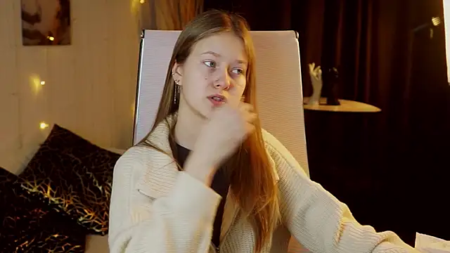 Snapshot of EveMundie chatting on 12/17/25, 07:47 EveMundie online show from 12/17/25, 07:47