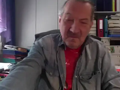 Snapshot of HMStraps01 chatting on 01/08/25, 11:43 HMStraps01 online show from 01/08/25, 11:43