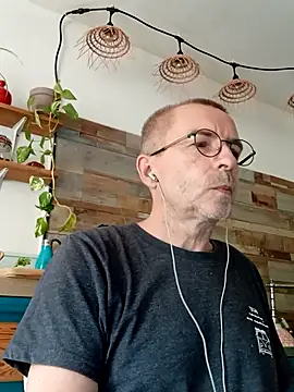 Snapshot of Xavspank2 chatting on 09/10/25, 01:22 Xavspank2 online show from 09/10/25, 01:22