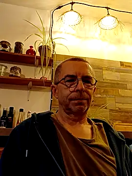 Snapshot of Xavspank2 chatting on 11/15/25, 04:03 Xavspank2 online show from 11/15/25, 04:03