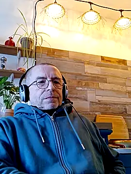 Snapshot of Xavspank2 chatting on 02/16/26, 10:55 Xavspank2 online show from 02/16/26, 10:55