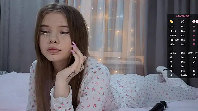 Snapshot of CarolinePepper chatting on 12/22/25, 01:41 CarolinePepper online show from 12/22/25, 01:41