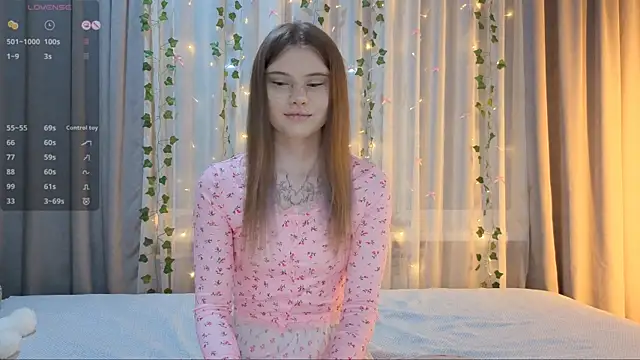 Snapshot of CarolinePepper chatting on 02/13/26, 02:02 CarolinePepper online show from 02/13/26, 02:02