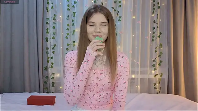 Snapshot of CarolinePepper chatting on 02/26/26, 02:16 CarolinePepper online show from 02/26/26, 02:16