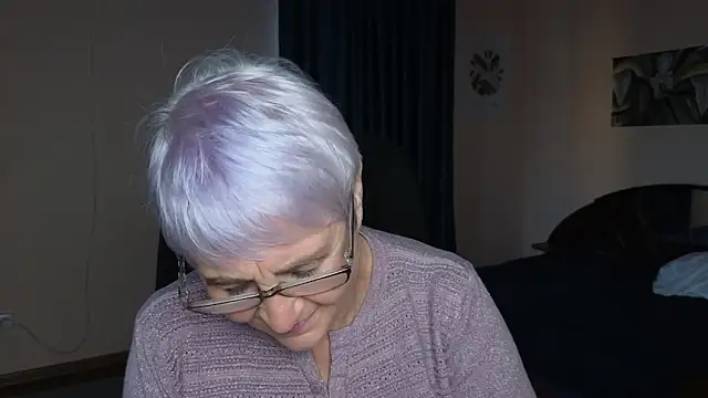 Snapshot of Sandra_Snowflake chatting on 09/22/25, 04:14 Sandra Snowflake online show from 09/22/25, 04:14