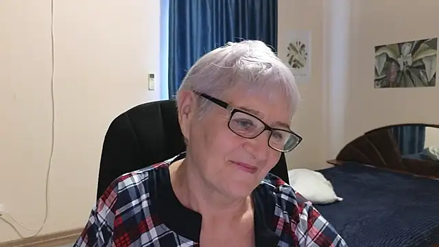 Snapshot of Sandra_Snowflake chatting on 09/24/25, 04:27 Sandra Snowflake online show from 09/24/25, 04:27