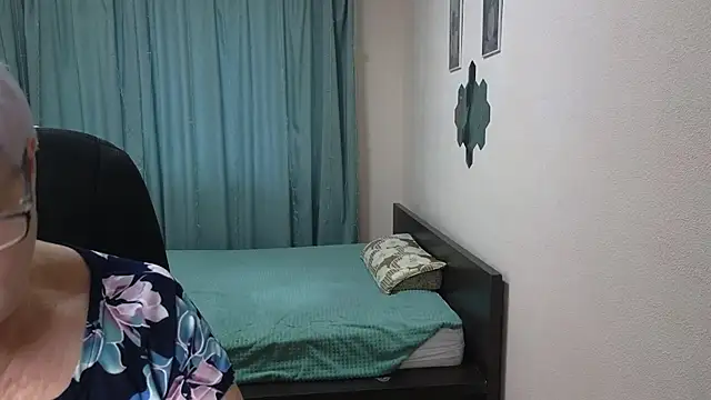 Sandra Snowflake online show from 10/27/25, 12:20