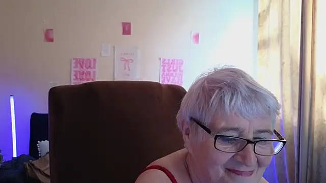 Snapshot of Sandra_Snowflake chatting on 05/11/26, 02:45 Sandra Snowflake online show from 05/11/26, 02:45