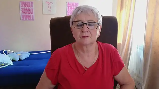 Snapshot of Sandra_Snowflake chatting on 06/12/26, 12:15 Sandra Snowflake online show from 06/12/26, 12:15