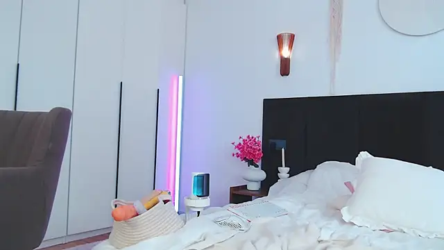 LunaticaBae online show from 04/11/26, 07:56