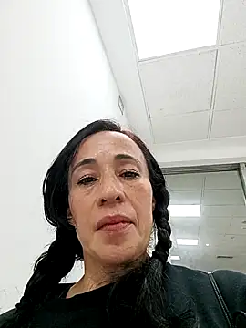 Snapshot of Coeur_de_luxure chatting on 02/20/25, 01:14 Coeur de luxure online show from 02/20/25, 01:14