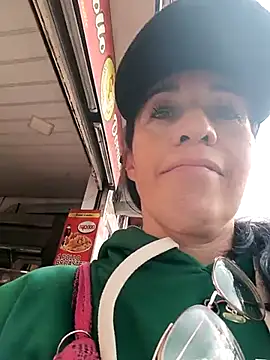 Snapshot of Coeur_de_luxure chatting on 09/15/25, 08:53 Coeur de luxure online show from 09/15/25, 08:53