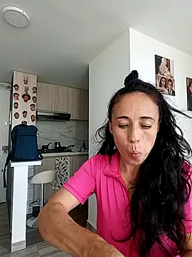 Snapshot of Coeur_de_luxure chatting on 09/24/25, 07:39 Coeur de luxure online show from 09/24/25, 07:39