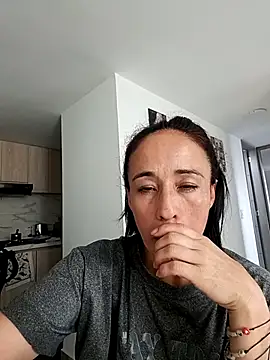 Snapshot of Coeur_de_luxure chatting on 10/04/25, 07:56 Coeur de luxure online show from 10/04/25, 07:56