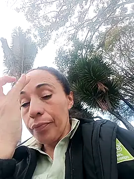 Snapshot of Coeur_de_luxure chatting on 10/29/25, 05:25 Coeur de luxure online show from 10/29/25, 05:25