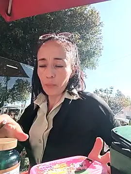 Snapshot of Coeur_de_luxure chatting on 12/17/25, 01:50 Coeur de luxure online show from 12/17/25, 01:50