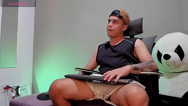 mattiwsmorris  online show from 10/24/25, 07:49