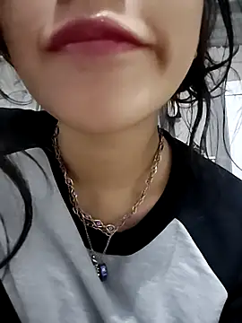 Snapshot of ElaRuil69 chatting on 11/05/25, 02:44 ElaRuil69 online show from 11/05/25, 02:44