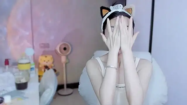 Snapshot of A_dabo chatting on 12/19/25, 06:42 A dabo online show from 12/19/25, 06:42