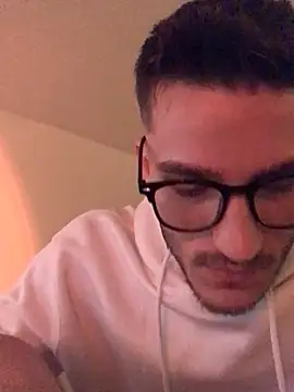 Snapshot of yoyoboy988 chatting on 03/11/25, 07:47 yoyoboy988 online show from 03/11/25, 07:47