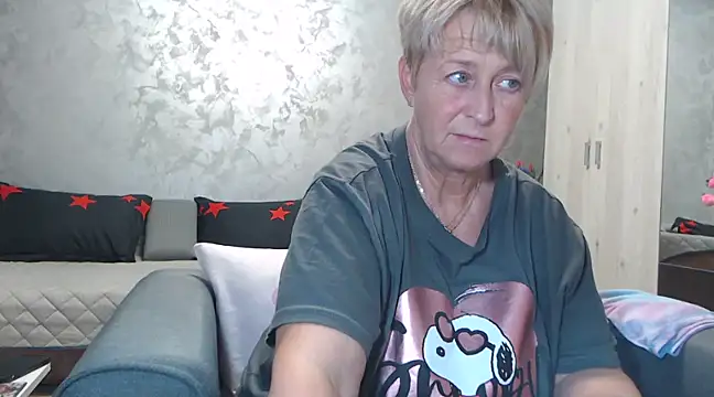 Snapshot of RosesandLillies chatting on 03/08/25, 05:33 RosesandLillies online show from 03/08/25, 05:33