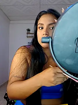 Snapshot of victoria_roussee chatting on 10/25/25, 12:13 victoria roussee online show from 10/25/25, 12:13