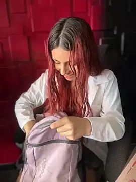 Snapshot of Emily-teen chatting on 10/14/25, 01:45 Emily-teen online show from 10/14/25, 01:45