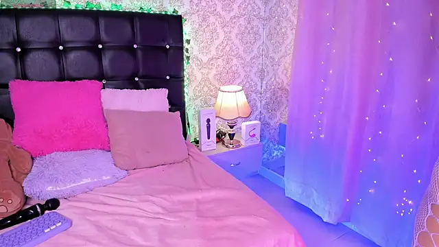 Luna Sommer online show from 11/23/25, 02:00