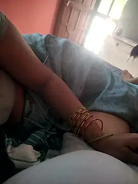 Snapshot of indian_couple4 chatting on 11/06/25, 08:04 indian couple4 online show from 11/06/25, 08:04