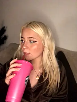 Snapshot of Blondie_Sofia_Essexbabe chatting on 12/17/25, 11:33 Blondie Sofia Essexbabe online show from 12/17/25, 11:33