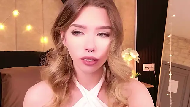 Snapshot of Sierra_Fane chatting on 12/05/25, 10:35 Sierra Fane online show from 12/05/25, 10:35