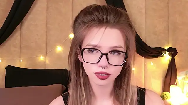 Snapshot of Sierra_Fane chatting on 12/14/25, 11:04 Sierra Fane online show from 12/14/25, 11:04