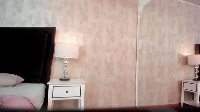 Snapshot of NahomyCarther chatting on 11/15/25, 04:43 NahomyCarther online show from 11/15/25, 04:43