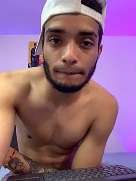 Snapshot of eross_chipre_ chatting on 03/22/25, 04:24 eross chipre online show from 03/22/25, 04:24