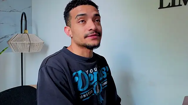 Snapshot of eross_chipre_ chatting on 10/23/25, 02:38 eross chipre online show from 10/23/25, 02:38