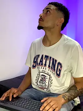 Snapshot of eross_chipre_ chatting on 10/26/25, 04:40 eross chipre online show from 10/26/25, 04:40