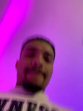 Snapshot of eross_chipre_ chatting on 10/29/25, 03:42 eross chipre online show from 10/29/25, 03:42