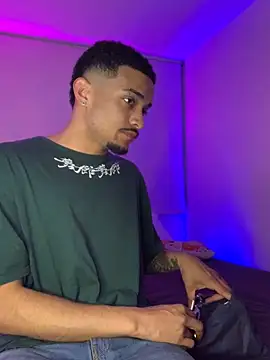 Snapshot of eross_chipre_ chatting on 11/11/25, 02:22 eross chipre online show from 11/11/25, 02:22