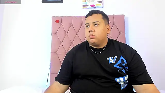 Snapshot of MICHAEL_AND_SHARON chatting on 11/08/25, 04:12 MICHAEL AND SHARON online show from 11/08/25, 04:12