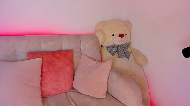 Snapshot of MIaloveone_ chatting on 03/13/25, 04:27 MIaloveone  online show from 03/13/25, 04:27