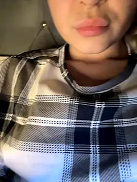 Snapshot of laraaaaaa chatting on 12/04/25, 03:27 laraaaaaa online show from 12/04/25, 03:27