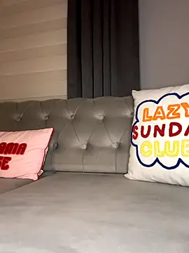 Snapshot of laraaaaaa chatting on 12/17/25, 10:38 laraaaaaa online show from 12/17/25, 10:38