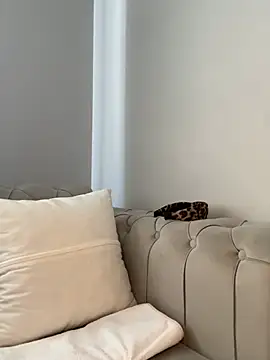 laraaaaaa online show from 02/12/26, 07:47