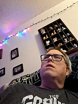 Snapshot of Smallone327 chatting on 02/19/25, 04:01 Smallone327 online show from 02/19/25, 04:01