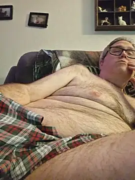 Snapshot of Smallone327 chatting on 11/23/25, 05:07 Smallone327 online show from 11/23/25, 05:07