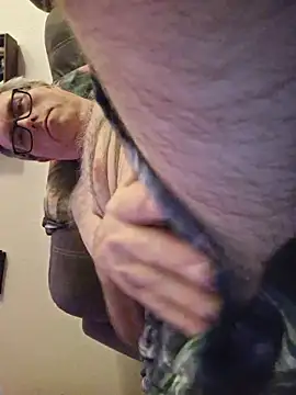 Snapshot of Smallone327 chatting on 12/21/25, 04:41 Smallone327 online show from 12/21/25, 04:41