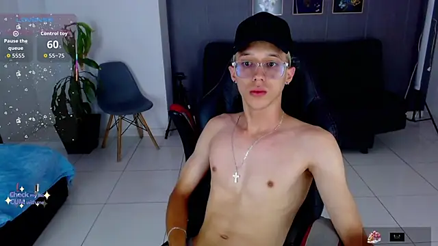 Snapshot of skinny_bigcock02 chatting on 09/10/25, 11:05 skinny bigcock02 online show from 09/10/25, 11:05