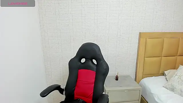 Snapshot of MEGANZARICK chatting on 10/04/25, 12:25 MEGANZARICK online show from 10/04/25, 12:25