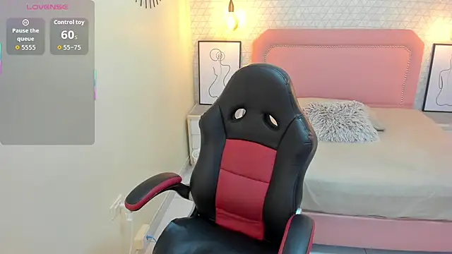 Snapshot of MEGANZARICK chatting on 10/07/25, 01:19 MEGANZARICK online show from 10/07/25, 01:19